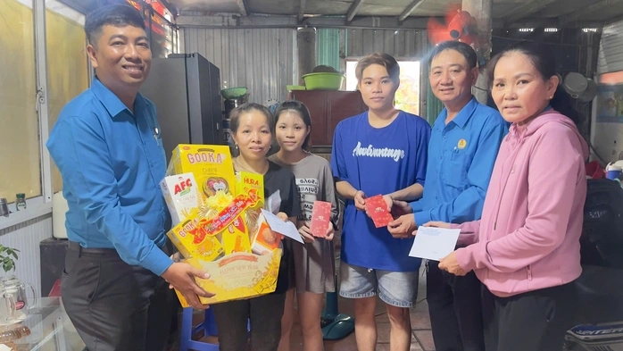 Chuyến thăm nghĩa tình trước thời khắc giao thừa